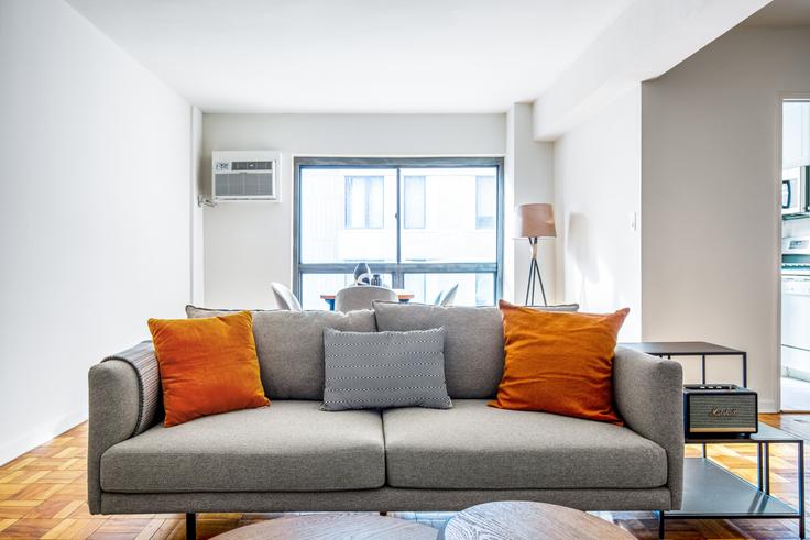 Elegant gestaltetes Wohnzimmer mit moderner Einrichtung in einer Wohnung im 300 E 51st Street in Manhattan, New York Elegant gestaltetes Wohnzimmer mit moderner Einrichtung in einer Wohnung im 300 E 51st Street in Manhattan, New York