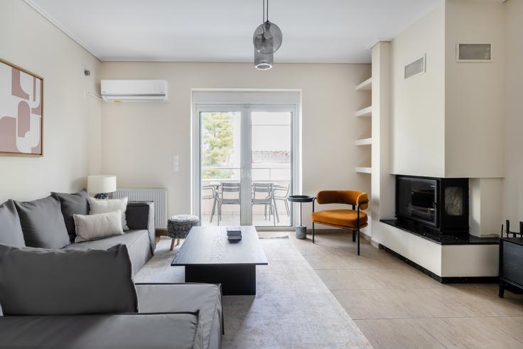 Salle de séjour élégante avec mobilier moderne dans un appartement à Kourtesi à North Athens, Athens Salle de séjour élégante avec mobilier moderne dans un appartement à Kourtesi à North Athens, Athens