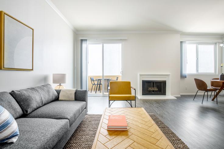 Elegante sala de estar con mobiliario moderno en un apartamento en Beverly Arnaz en Beverly Hills, Los Angeles