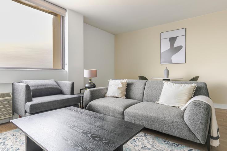 Salle de séjour élégante avec mobilier moderne dans un appartement à The Kent à Chicago, Chicago Salle de séjour élégante avec mobilier moderne dans un appartement à The Kent à Chicago, Chicago