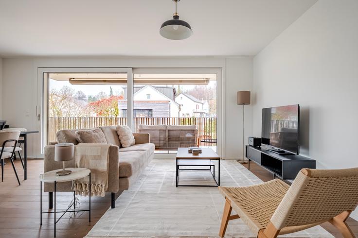Elegant gestaltetes Wohnzimmer mit moderner Einrichtung in einer Wohnung im Immenweg 35, 8050, Zurich in District 11, Zurich