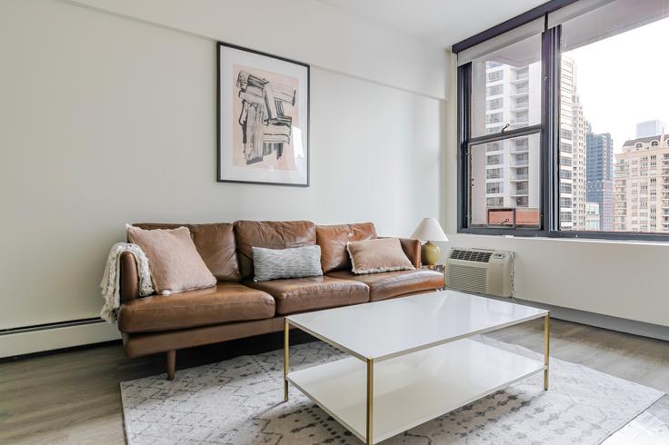 Elegant gestaltetes Wohnzimmer mit moderner Einrichtung in einer Wohnung im 21 E Chestnut in Chicago, Chicago