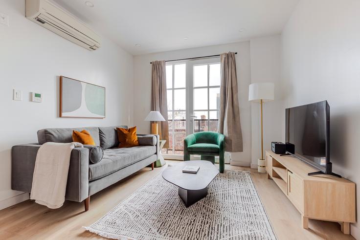Salle de séjour élégante avec mobilier moderne dans un appartement à Casa Dumbo à Brooklyn, New York Salle de séjour élégante avec mobilier moderne dans un appartement à Casa Dumbo à Brooklyn, New York