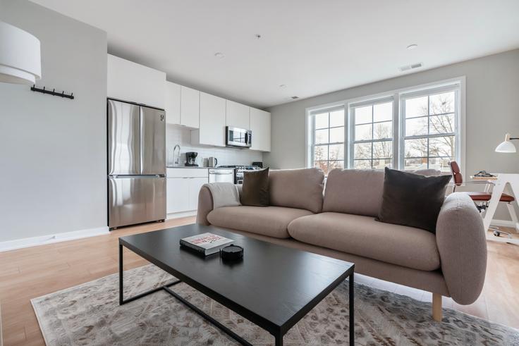 Salle de séjour élégante avec mobilier moderne dans un appartement à Define Glover à Washington, Washington