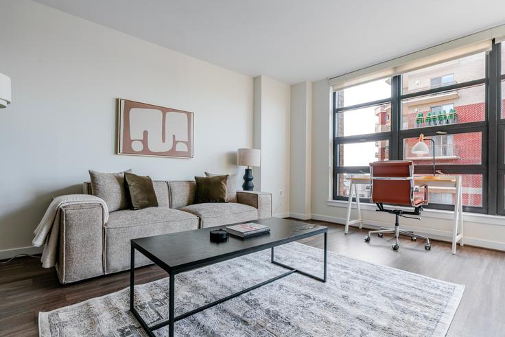 Sala de estar elegantemente projetada com móveis modernos em um apartamento no Virginia Square Towers em Arlington, Arlington Sala de estar elegantemente projetada com móveis modernos em um apartamento no Virginia Square Towers em Arlington, Arlington