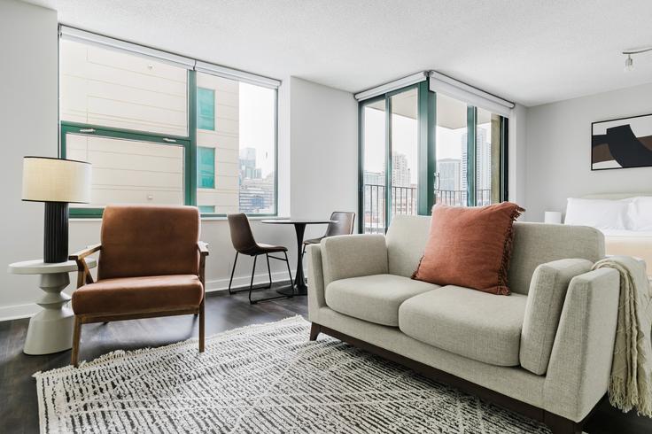 Sala de estar elegantemente projetada com móveis modernos em um apartamento no West77 em Chicago, Chicago Sala de estar elegantemente projetada com móveis modernos em um apartamento no West77 em Chicago, Chicago