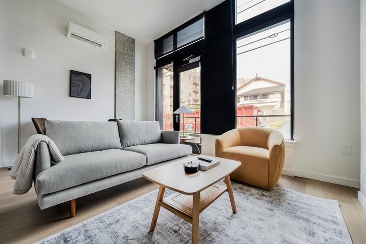 Seattle, Seattle에 위치한 The Ballard Independent 아파트의 세련된 인테리어가 돋보이는 거실