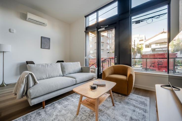 Salle de séjour élégante avec mobilier moderne dans un appartement à The Ballard Independent à Seattle, Seattle