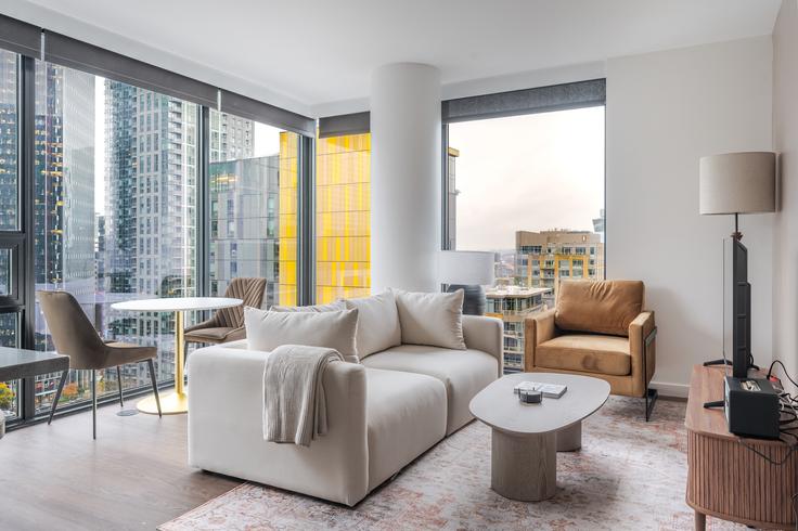 Elegante sala de estar con mobiliario moderno en un apartamento en The Ayer en Seattle, Seattle
