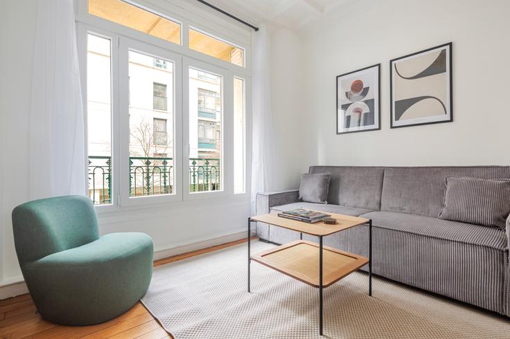 Javel 191 adresindeki bir dairede modern mobilyalarla zarif bir şekilde tasarlanmış oturma odası 15th arrondissement, Paris