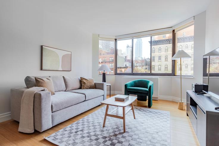 Salle de séjour élégante avec mobilier moderne dans un appartement à Windsor Court à Manhattan, New York Salle de séjour élégante avec mobilier moderne dans un appartement à Windsor Court à Manhattan, New York