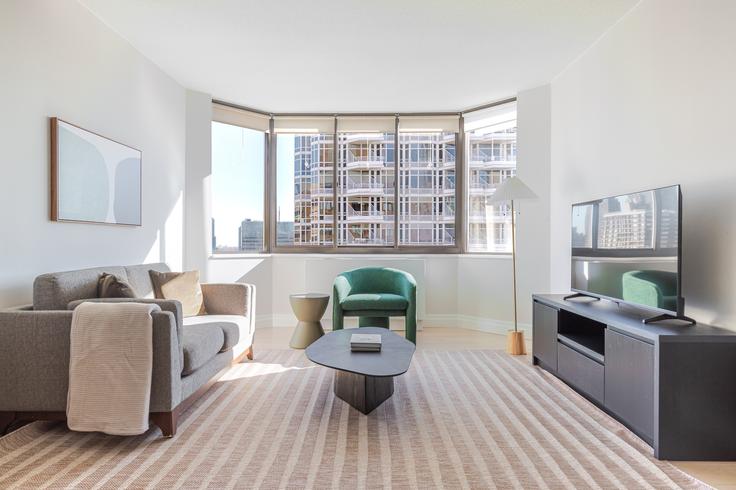 Elegante sala de estar con mobiliario moderno en un apartamento en Windsor Court en Manhattan, New York Elegante sala de estar con mobiliario moderno en un apartamento en Windsor Court en Manhattan, New York