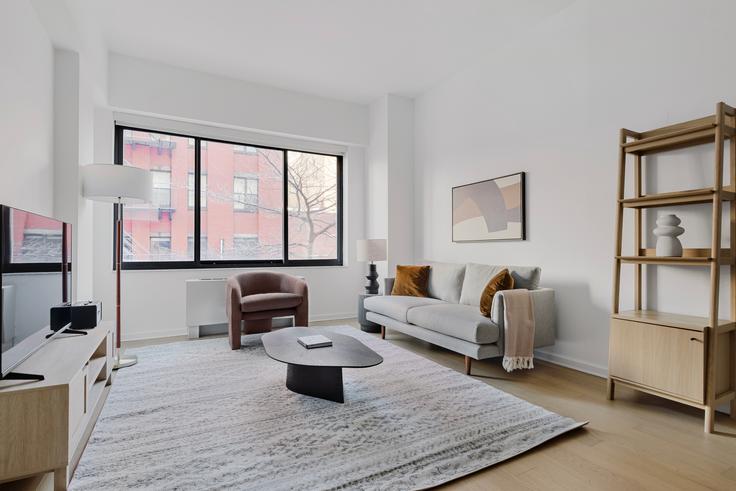 Manhattan, New York 소재 The Tate 유닛에 마련된, 현대적인 가구로 꾸며진 우아한 디자인의 거실