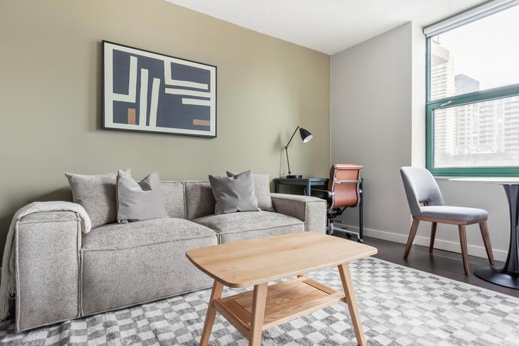 Elegante sala de estar con mobiliario moderno en un apartamento en West77 en Chicago, Chicago