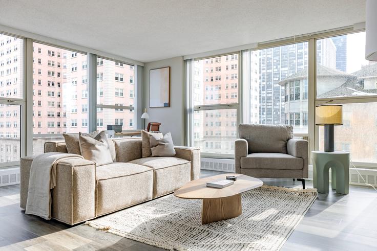 Chicago, Chicago 소재 The Bryn 유닛에 마련된, 현대적인 가구로 꾸며진 우아한 디자인의 거실 Chicago, Chicago 소재 The Bryn 유닛에 마련된, 현대적인 가구로 꾸며진 우아한 디자인의 거실