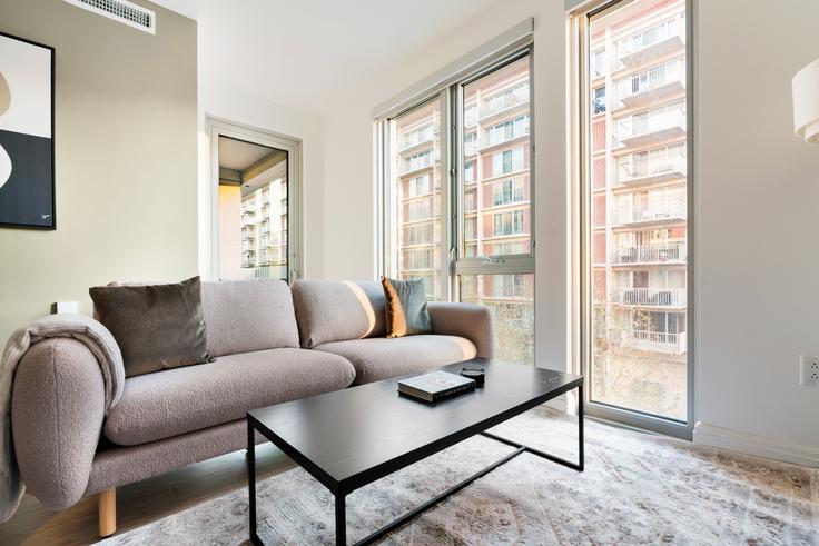 Washington WashingtonのThe Kileyのアパートメントにある、モダンな家具を備えたエレガントなデザインのリビングルーム Washington WashingtonのThe Kileyのアパートメントにある、モダンな家具を備えたエレガントなデザインのリビングルーム