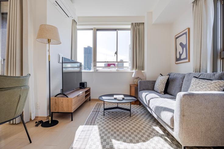 Elegant gestaltetes Wohnzimmer mit moderner Einrichtung in einer Wohnung im La Sante Ikedayama in Shinagawa City, Tokyo Elegant gestaltetes Wohnzimmer mit moderner Einrichtung in einer Wohnung im La Sante Ikedayama in Shinagawa City, Tokyo