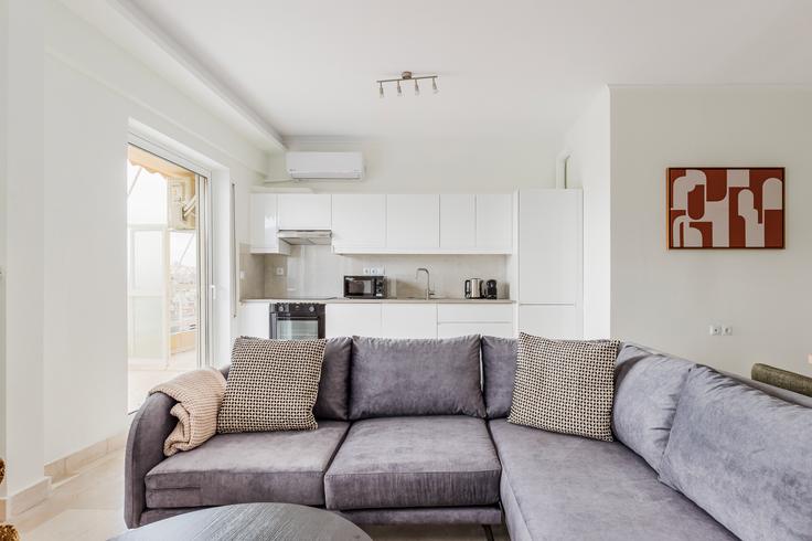 Elegant gestaltetes Wohnzimmer mit moderner Einrichtung in einer Wohnung im Mpizaniou 21, Chalandri in North Athens, Athens Elegant gestaltetes Wohnzimmer mit moderner Einrichtung in einer Wohnung im Mpizaniou 21, Chalandri in North Athens, Athens