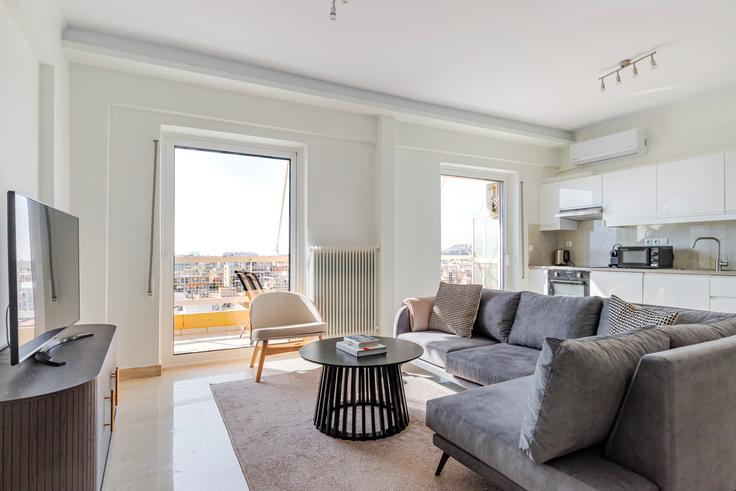 North Athens, Athens 소재 Mpizaniou 21, Chalandri 유닛에 마련된, 현대적인 가구로 꾸며진 우아한 디자인의 거실