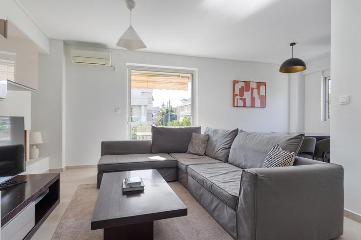 Athens North AthensのDiovounioti IIIのアパートメントにある、モダンな家具を備えたエレガントなデザインのリビングルーム Athens North AthensのDiovounioti IIIのアパートメントにある、モダンな家具を備えたエレガントなデザインのリビングルーム