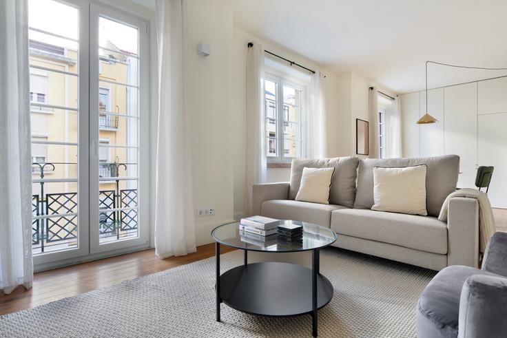 Areeiro, Lisbon 소재 Rua David de Sousa 20 유닛에 마련된, 현대적인 가구로 꾸며진 우아한 디자인의 거실