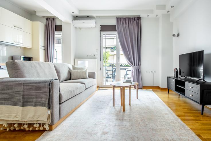Elegante sala de estar con mobiliario moderno en un apartamento en Paleon Patron Germanou en North Athens, Athens Elegante sala de estar con mobiliario moderno en un apartamento en Paleon Patron Germanou en North Athens, Athens