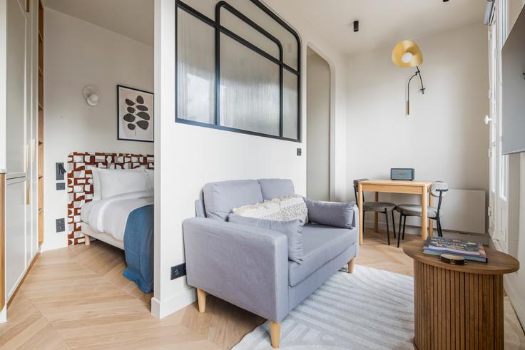 Elegant gestaltetes Wohnzimmer mit moderner Einrichtung in einer Wohnung im Ternes 44 in 17th arrondissement, Paris