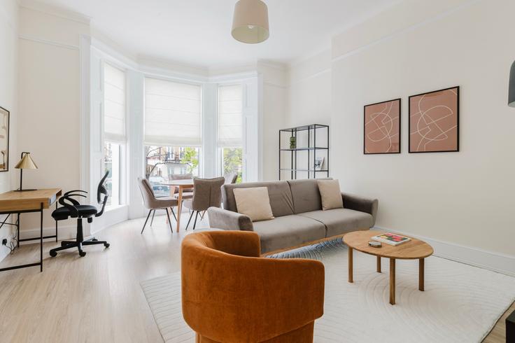 Elegant gestaltetes Wohnzimmer mit moderner Einrichtung in einer Wohnung im 41 Russell Rd, London, W14 8HT in Royal Borough of Kensington and Chelsea, London