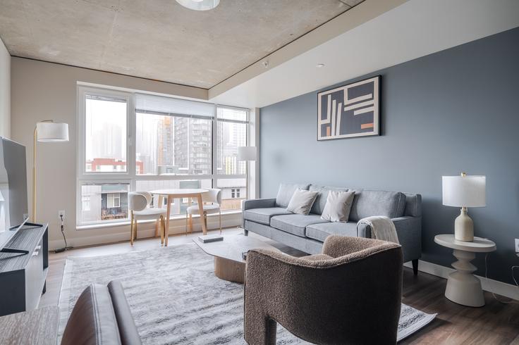 Salle de séjour élégante avec mobilier moderne dans un appartement à The Century Apartments à Seattle, Seattle Salle de séjour élégante avec mobilier moderne dans un appartement à The Century Apartments à Seattle, Seattle
