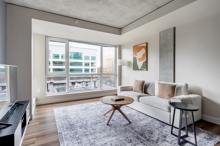 Sala de estar elegantemente projetada com móveis modernos em um apartamento no The Century Apartments em Seattle, Seattle