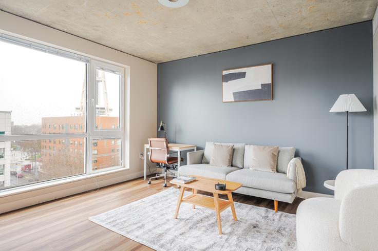 The Century Apartments adresindeki bir dairede modern mobilyalarla zarif bir şekilde tasarlanmış oturma odası Seattle, Seattle The Century Apartments adresindeki bir dairede modern mobilyalarla zarif bir şekilde tasarlanmış oturma odası Seattle, Seattle