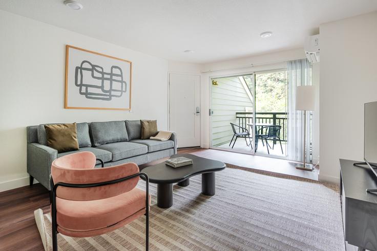 Santa Clara Santa ClaraのOrchard Glenのアパートメントにある、モダンな家具を備えたエレガントなデザインのリビングルーム Santa Clara Santa ClaraのOrchard Glenのアパートメントにある、モダンな家具を備えたエレガントなデザインのリビングルーム