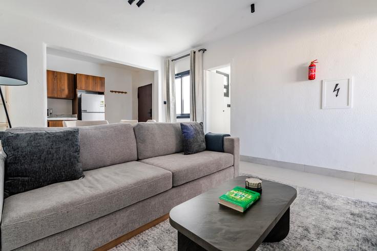 Riyadh, Riyadh 소재 Al Sinan 6 유닛에 마련된, 현대적인 가구로 꾸며진 우아한 디자인의 거실