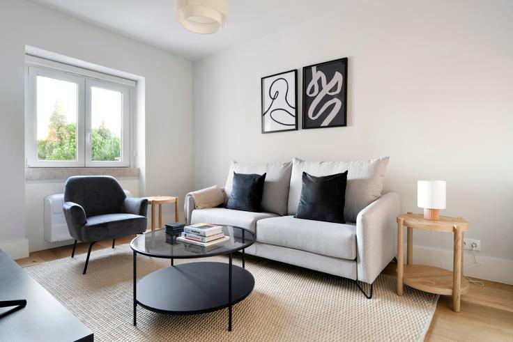 Elegant gestaltetes Wohnzimmer mit moderner Einrichtung in einer Wohnung im Avenida de Madrid 9 in Areeiro, Lisbon Elegant gestaltetes Wohnzimmer mit moderner Einrichtung in einer Wohnung im Avenida de Madrid 9 in Areeiro, Lisbon
