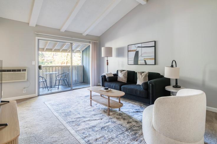 Salle de séjour élégante avec mobilier moderne dans un appartement à Shadow Oaks Apartment Homes à San Jose, San Jose Salle de séjour élégante avec mobilier moderne dans un appartement à Shadow Oaks Apartment Homes à San Jose, San Jose
