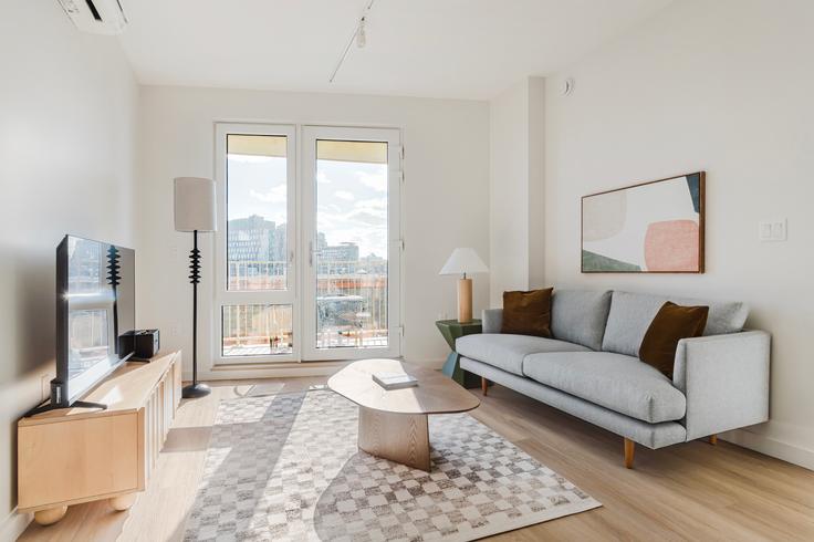 New York BrooklynのThe Serénのアパートメントにある、モダンな家具を備えたエレガントなデザインのリビングルーム New York BrooklynのThe Serénのアパートメントにある、モダンな家具を備えたエレガントなデザインのリビングルーム