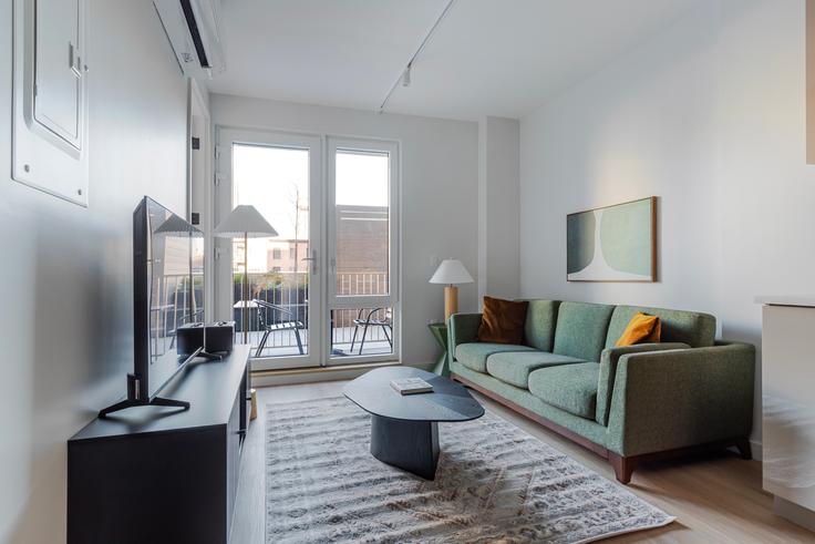 New York BrooklynのThe Serénのアパートメントにある、モダンな家具を備えたエレガントなデザインのリビングルーム New York BrooklynのThe Serénのアパートメントにある、モダンな家具を備えたエレガントなデザインのリビングルーム