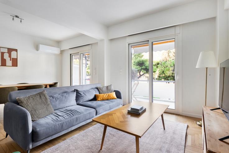 South Athens, Athens에 위치한 Atlantos 44 유닛의 세련된 인테리어가 돋보이는 거실 South Athens, Athens에 위치한 Atlantos 44 유닛의 세련된 인테리어가 돋보이는 거실