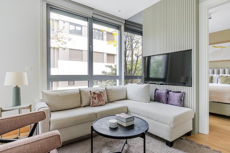 Güral Çiftehavuzlar Konutları adresindeki bir dairede modern mobilyalarla zarif bir şekilde tasarlanmış oturma odası Kadıköy, İstanbul Güral Çiftehavuzlar Konutları adresindeki bir dairede modern mobilyalarla zarif bir şekilde tasarlanmış oturma odası Kadıköy, İstanbul