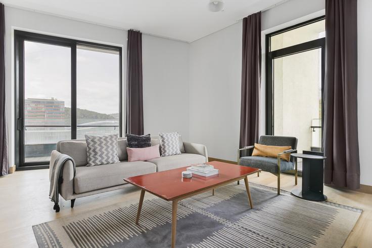 İstanbul SarıyerのNurol Lifeのアパートメントにある、モダンな家具を備えたエレガントなデザインのリビングルーム İstanbul SarıyerのNurol Lifeのアパートメントにある、モダンな家具を備えたエレガントなデザインのリビングルーム