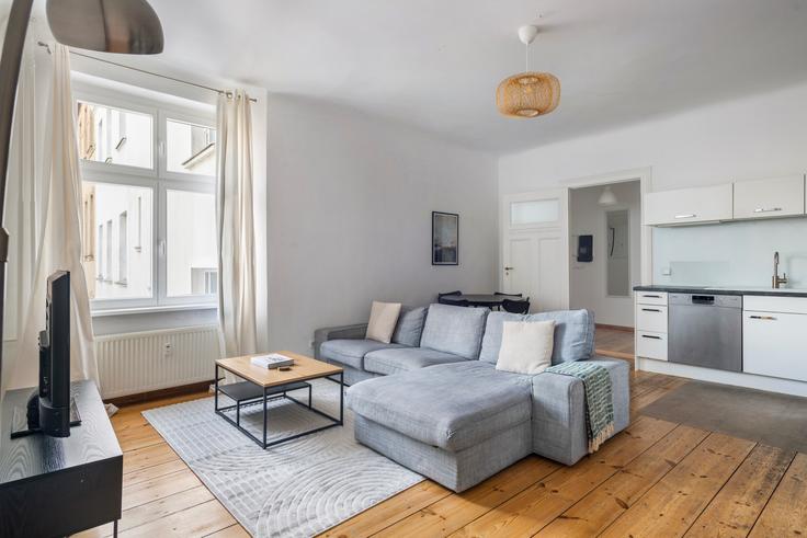 Berlin, Berlin 소재 Monumentenstraße 25 유닛에 마련된, 현대적인 가구로 꾸며진 우아한 디자인의 거실 Berlin, Berlin 소재 Monumentenstraße 25 유닛에 마련된, 현대적인 가구로 꾸며진 우아한 디자인의 거실