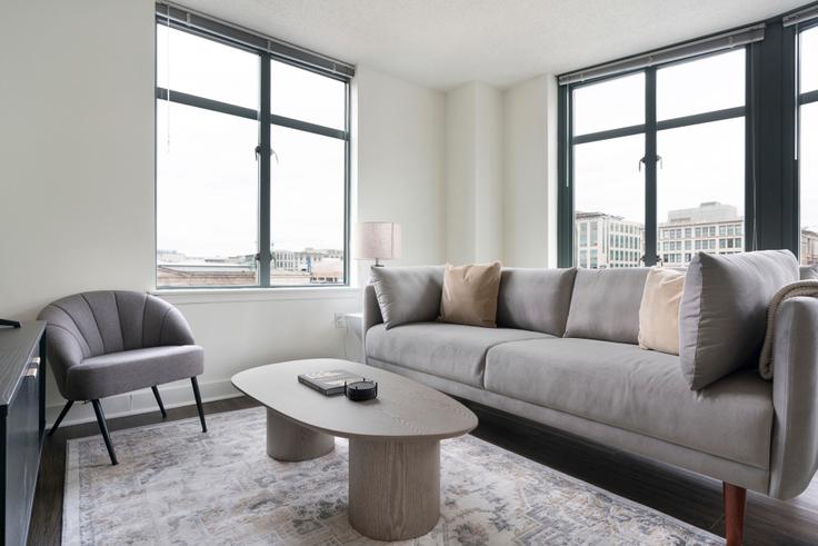 Elegant gestaltetes Wohnzimmer mit moderner Einrichtung in einer Wohnung im The lexington at market square in Washington, Washington Elegant gestaltetes Wohnzimmer mit moderner Einrichtung in einer Wohnung im The lexington at market square in Washington, Washington