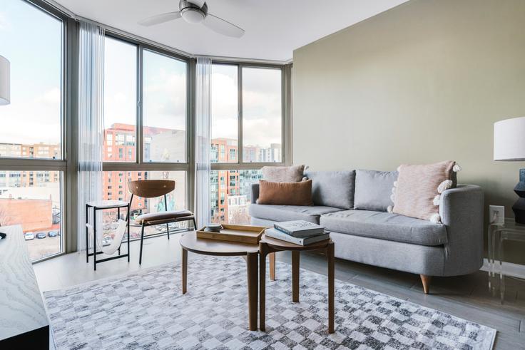 Washington, Washington 소재 Meridian at Gallery Place 유닛에 마련된, 현대적인 가구로 꾸며진 우아한 디자인의 거실 Washington, Washington 소재 Meridian at Gallery Place 유닛에 마련된, 현대적인 가구로 꾸며진 우아한 디자인의 거실