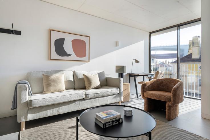 Elegante sala de estar con mobiliario moderno en un apartamento en Lusíadas 73 en Alcântara, Lisbon Elegante sala de estar con mobiliario moderno en un apartamento en Lusíadas 73 en Alcântara, Lisbon