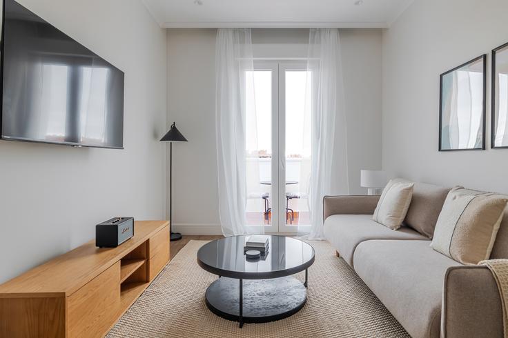 Salamanca, Madrid 소재 Calle Alcalá 180-182 유닛에 마련된, 현대적인 가구로 꾸며진 우아한 디자인의 거실 Salamanca, Madrid 소재 Calle Alcalá 180-182 유닛에 마련된, 현대적인 가구로 꾸며진 우아한 디자인의 거실