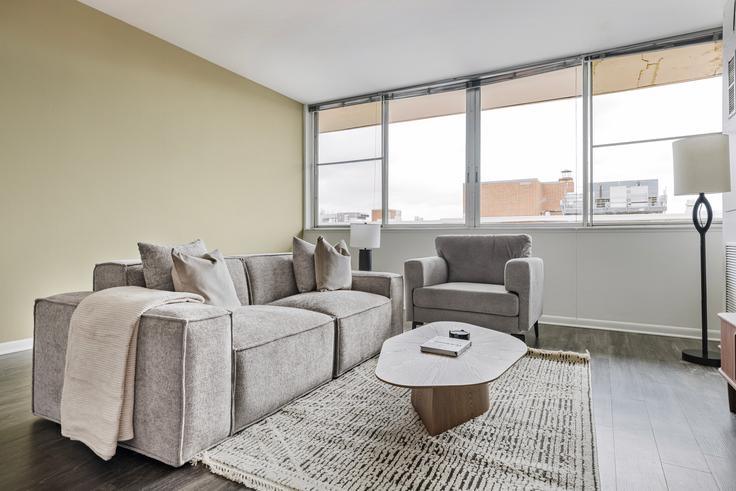 Elegant gestaltetes Wohnzimmer mit moderner Einrichtung in einer Wohnung im SCIO Medical District in Chicago, Chicago Elegant gestaltetes Wohnzimmer mit moderner Einrichtung in einer Wohnung im SCIO Medical District in Chicago, Chicago