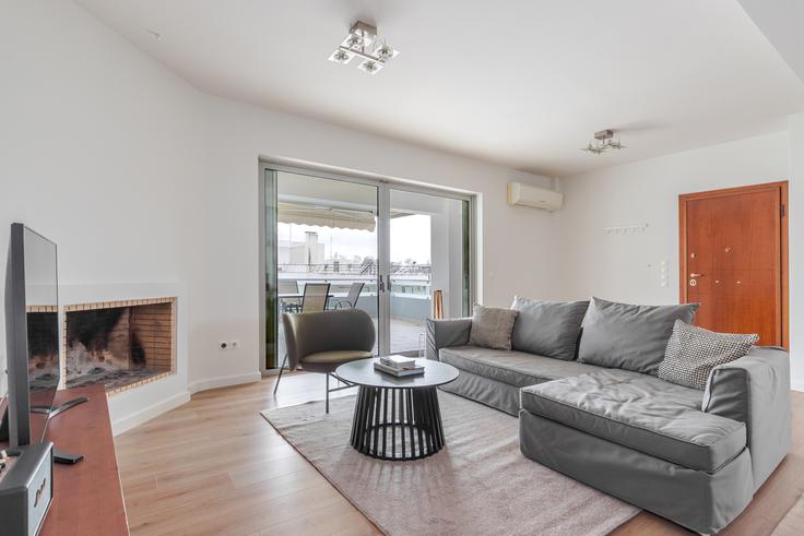 Elegant gestaltetes Wohnzimmer mit moderner Einrichtung in einer Wohnung im Vorra II in North Athens, Athens Elegant gestaltetes Wohnzimmer mit moderner Einrichtung in einer Wohnung im Vorra II in North Athens, Athens