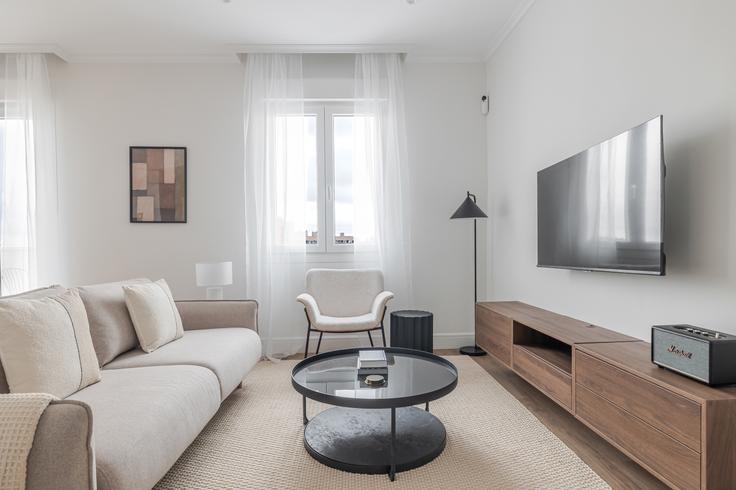 Salamanca, Madrid 소재 Calle Alcalá 180-182 유닛에 마련된, 현대적인 가구로 꾸며진 우아한 디자인의 거실 Salamanca, Madrid 소재 Calle Alcalá 180-182 유닛에 마련된, 현대적인 가구로 꾸며진 우아한 디자인의 거실