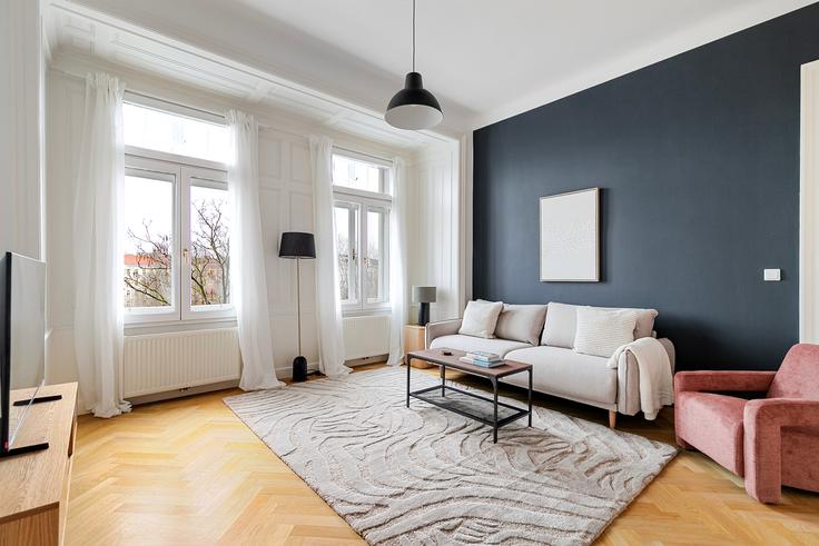 Sala de estar elegantemente projetada com móveis modernos em um apartamento no Erdberger Lände 20 em Vienna, Vienna