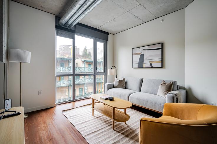 Sala de estar elegantemente projetada com móveis modernos em um apartamento no 624 Yale em Seattle, Seattle Sala de estar elegantemente projetada com móveis modernos em um apartamento no 624 Yale em Seattle, Seattle